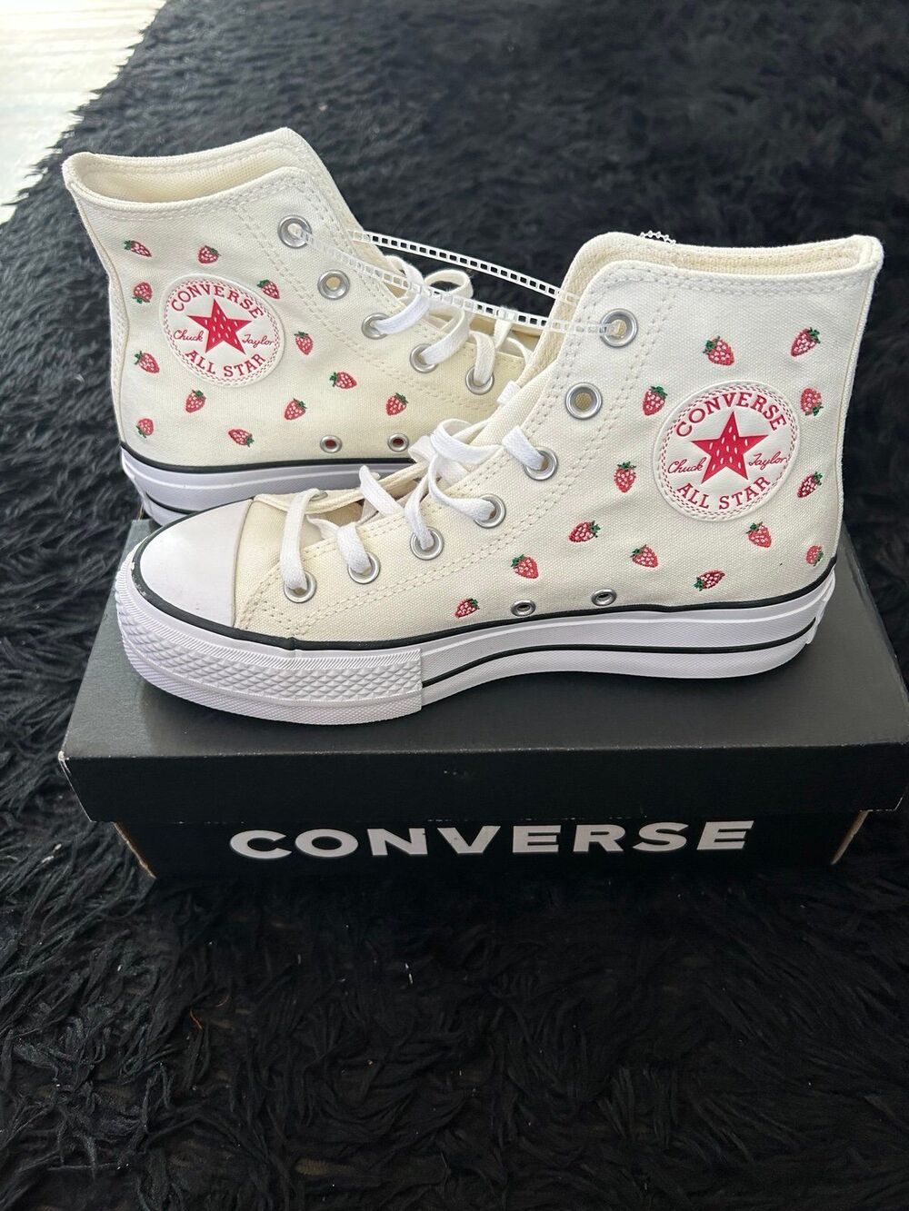CONVERSE Chuck Taylor all star lift platform embroidered strawberries shoes sz 7